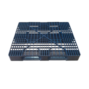 Detalhe das três runners injetadas do Pallet Plástico EKO 1210-3 Azul · acesso 4-way · estrutura monobloco em PP reciclado pigmentado azul UV-estável
