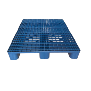 Pallet Plástico EKO 1210-3 Azul em uso operacional 3PL · color coding por cliente em CD compartilhado · ABNT NBR 16242:2020