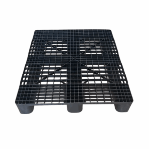 Detalhe das três runners injetadas do Pallet Plástico Eko 1210-3 · acesso 4-way · estrutura monobloco em PP reciclado