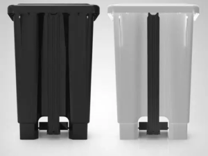 Lixeira com pedal 100L EkoPalete em PEAD para uso industrial, vista frontal com tampa fechada