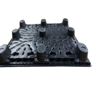 Detalhe da superfície contínua do Pallet Plástico 100×120×15 Termoformado seminovo · processo vácuo-forma · sem prego, farpa ou abertura · acesso 4-way
