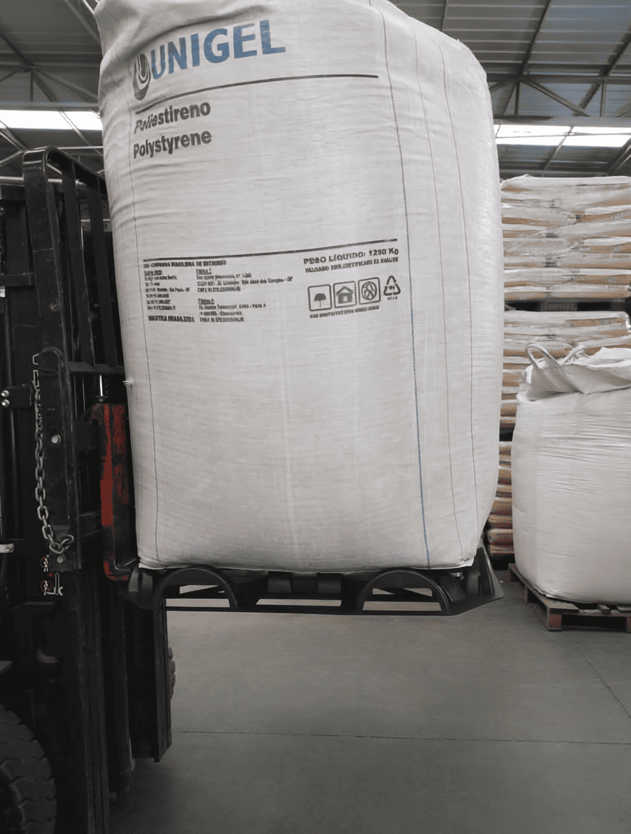 palete para big bag EkoBag em PP reciclado com formato em arcos, sustentando um big bag de 1 m³