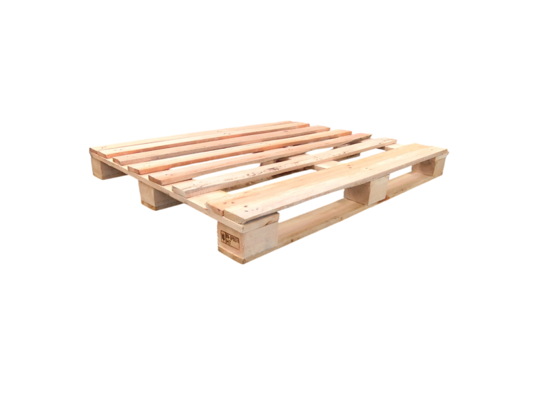 Pallet PBR de madeira novo em vista de perspectiva, com deck de tábuas claras e três longarinas de apoio