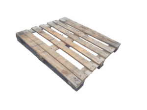 Pallet de madeira usado seminovo em perspectiva, com marcas de uso na madeira e estrutura íntegra