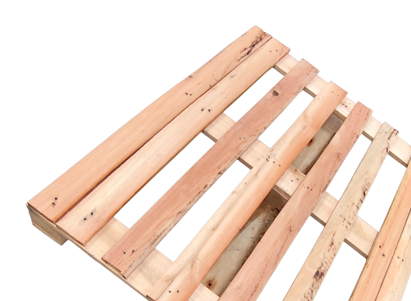 Pallet de madeira PBR visto em diagonal, com o deck de tábuas e os travessões aparentes