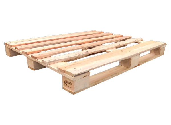Pallet de madeira PBR novo visto em perspectiva, com deck de tábuas claras e pés aparentes