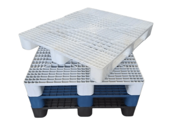 Quatro pallets de plástico empilhados nas cores branco, azul e preto, com o pallet do topo levemente deslocado