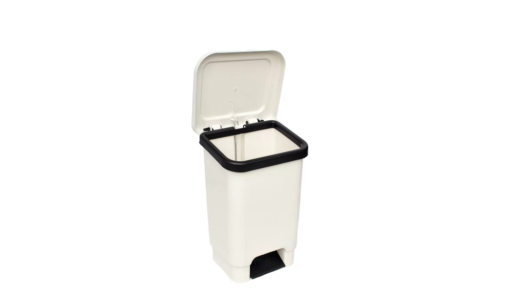 Lixeira com pedal 25L com tampa aberta e saco de lixo fixado pela trava interna