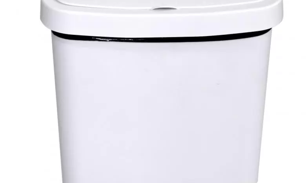Lixeira com pedal 50L EkoPalete em PEAD branca, vista frontal com tampa fechada