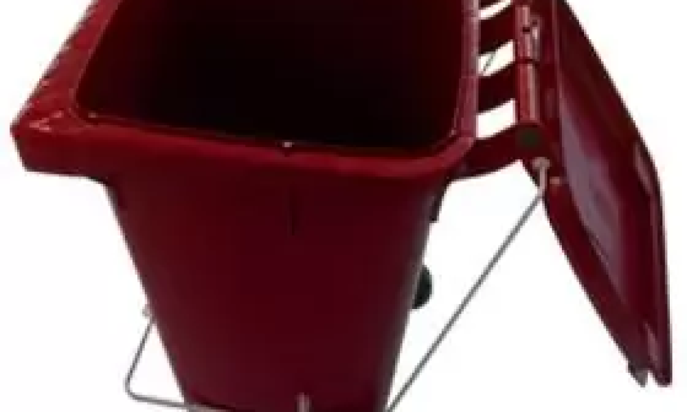 Detalhe da tampa basculante e dobradiças reforçadas do carrinho 240L