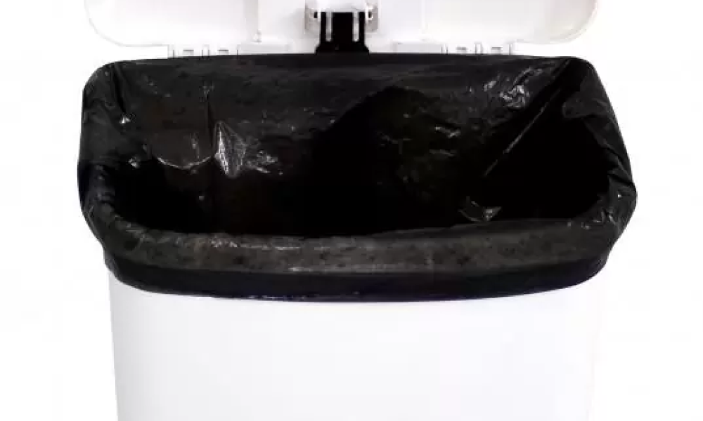 Lixeira com pedal 50L com tampa aberta e saco de lixo preto fixado na trava interna