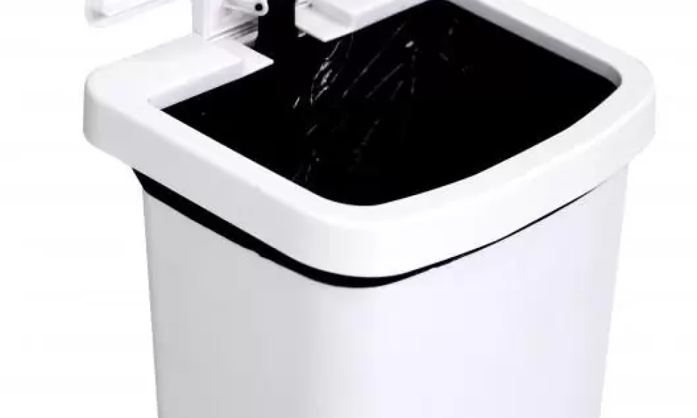 Lixeira com pedal 50L em perspectiva 3/4 com tampa aberta e saco interno